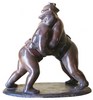Combat de sumos: sculpture bronze  patine brun-rouge